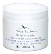 Moisturises skin with sunflower seed oil, olive oil, panthenol and phenohydran-P, to leave skin hydrated.