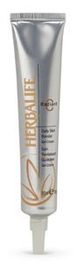 A gel-cream formula that helps to brighten the appearance of dull, tired-looking skin.